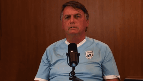 Bolsonaro diz à CNN que Carlos irá prestar depoimento à PF nesta terça-feira (30)