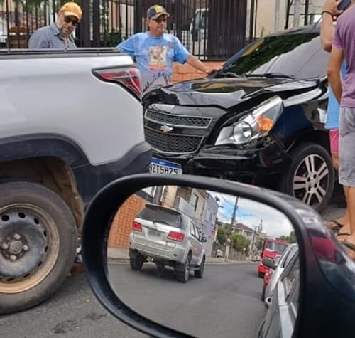 Ipiaú: Pequena colisão entre veículos no centro da cidade, próximo ao semáforo dos correios