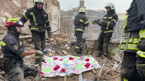 Ataque aéreo russo mata garoto de 10 anos e avó em Kharkiv, na Ucrânia