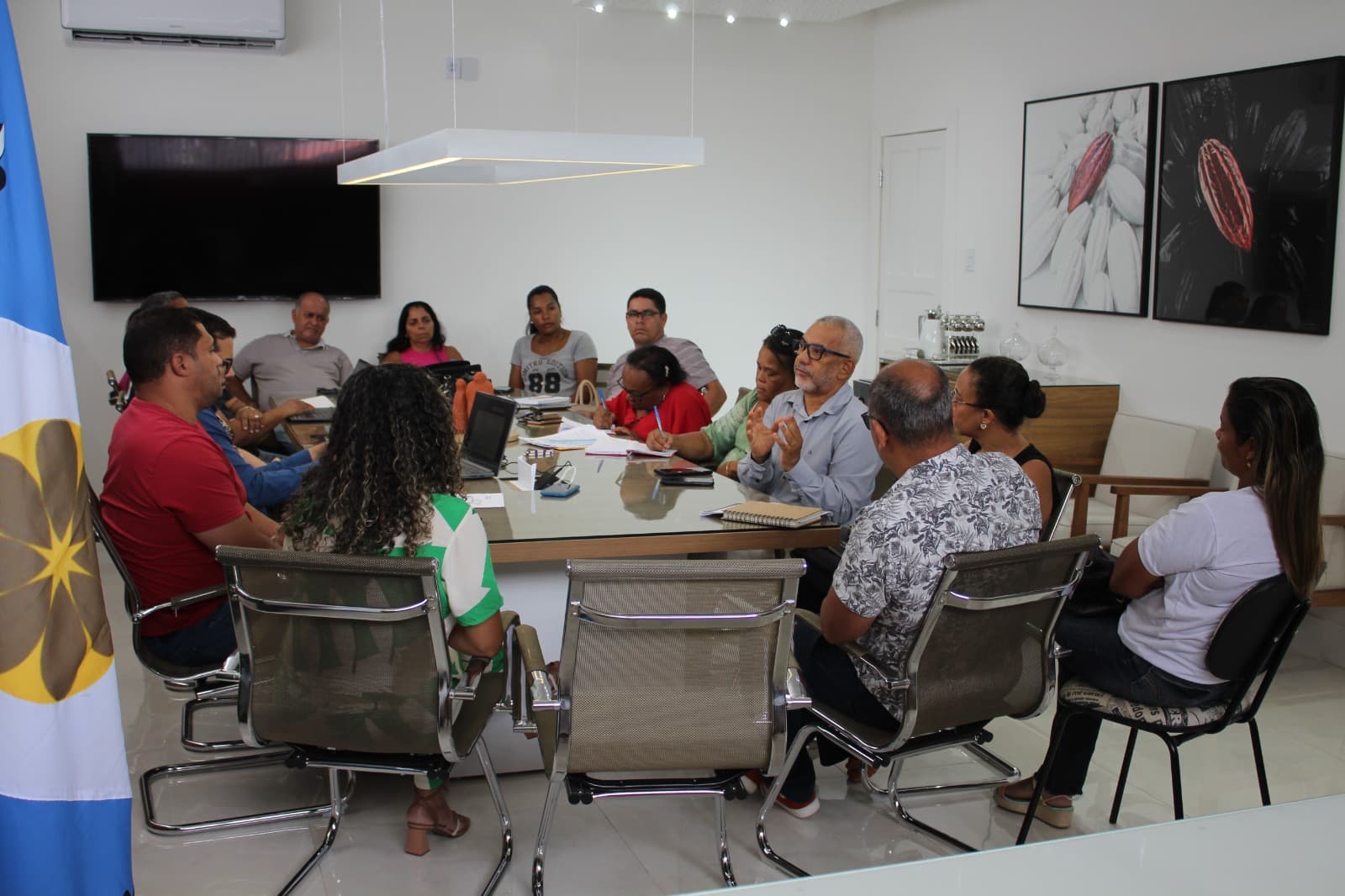 Ibirataia: Gestão pública se reúne com representantes da APLB para discutir a readequação do plano de cargos e salários do magistério