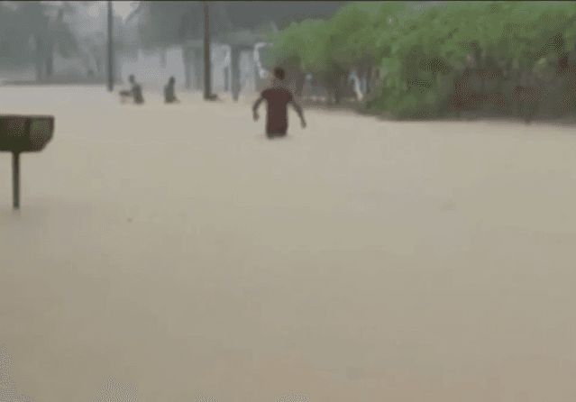 Eunápolis ruas ficam alagadas e córrego transborda após chuva forte