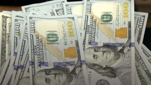 Dólar inicia semana em queda e Bolsa sobe mais de 0,5%