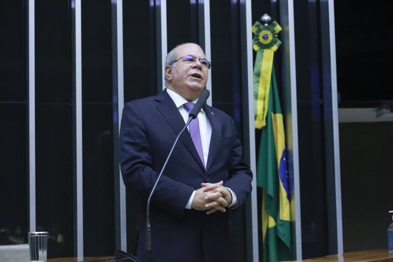 Proposta altera piso salarial de professores a pedido de prefeitos
