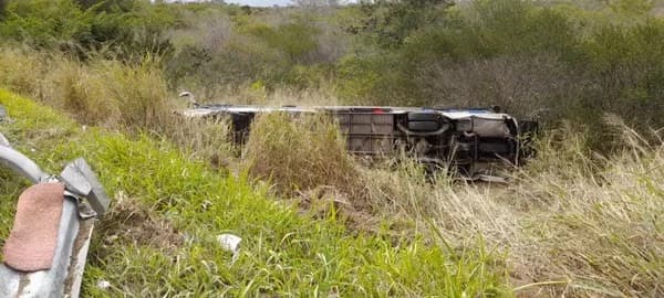 Pelo menos 17 pessoas ficam feridas em acidente entre ônibus e carro no sudoeste da BA