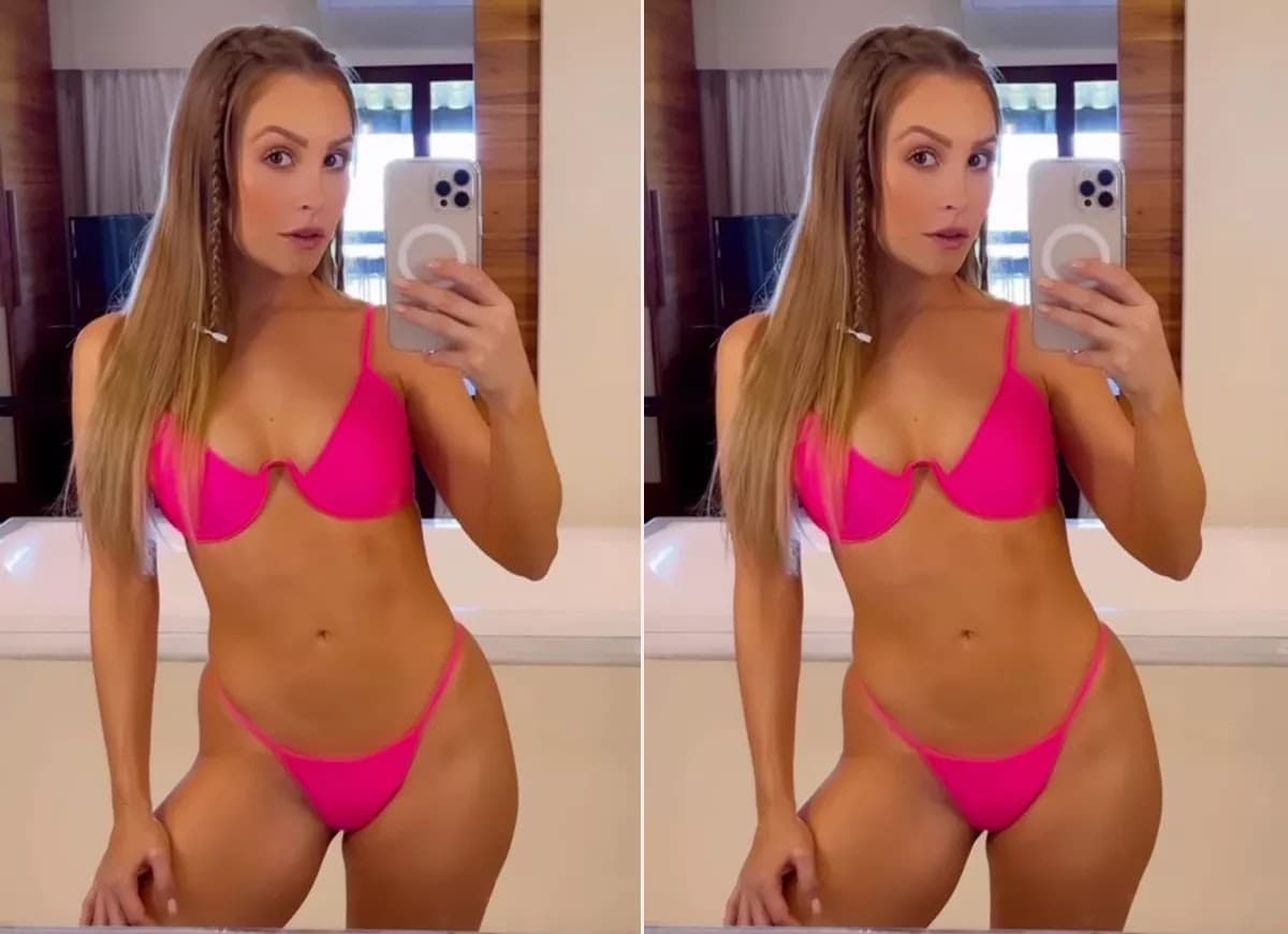 Na Bahia, Carla Diaz faz selfie de biquíni cor-de-rosa