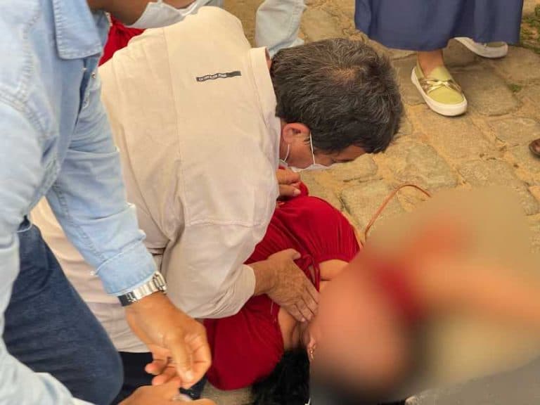 Mulher desmaia durante visita do governador a Tremedal e é socorrida pelo prefeito Zé Bahia