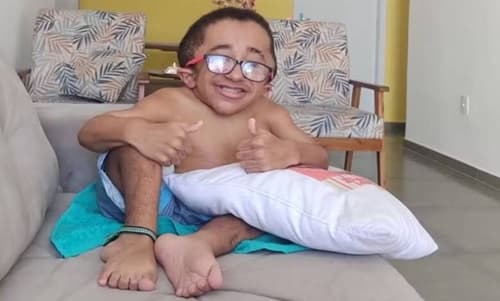 Com ‘ossos de vidro’, menino celebra mudança para casa adaptada