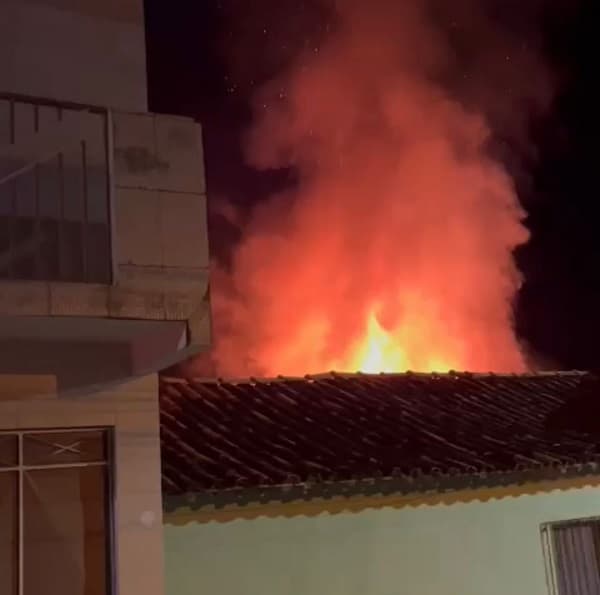 Incêndio em casa causa destruição e susto para moradores de Ipiaú