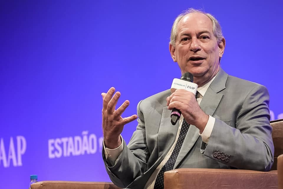 Ciro acompanha PDT e anuncia apoio a Lula, mas com críticas e sem citá-lo