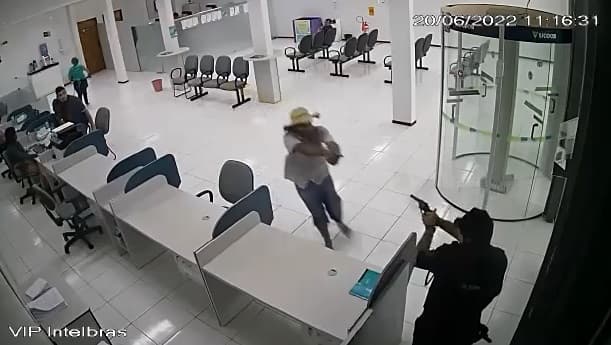 Bandido morre ao trocar tiros com segurança de agência bancária, vídeo