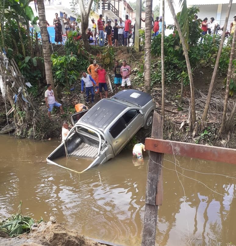 Morre homem que estava em caminhonete que caiu dentro de rio em Gandu
