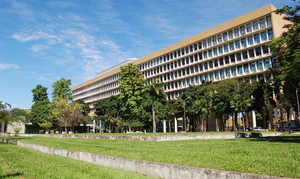Covid-19 e gripe levam universidades a suspender aulas presenciais
