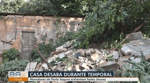 Casa desaba após fortes chuvas no extremo sul da Bahia; dois adolescentes e uma criança estavam no imóvel