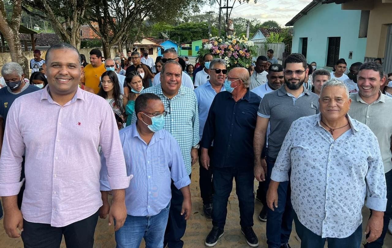 Deputado Sandro Régis, Ex-prefeito Jorge Fair e lideranças políticas participam do encerramento da festa de Santo Antônio em Algodão