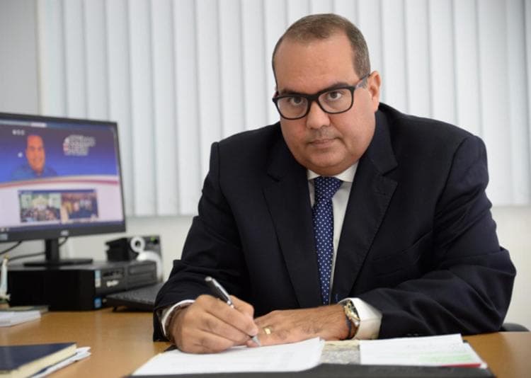 Após medida de Eduardo Leite no RS, Sandro Régis sugere que Rui reduza o ICMS sobre combustíveis na Bahia