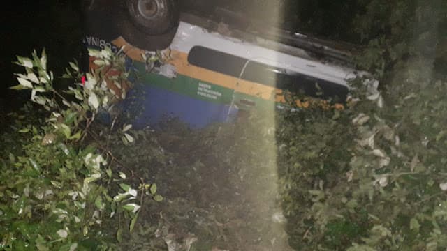 Em Jacobina ambulância capota na BR 324, na Serra do Tombador