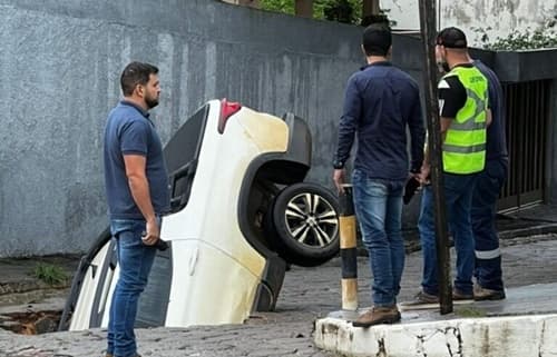 Caminhonete Fiat Toro é engolida por cratera após forte chuva na Bahia