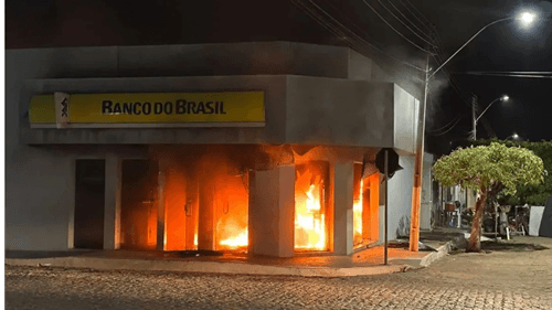 Bahia: Agência bancária fica destruída após ser atingida por incêndio