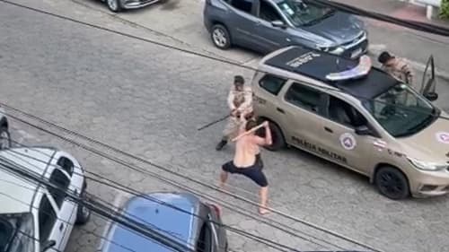 Homem com porrete ataca policiais militares em Itapetinga