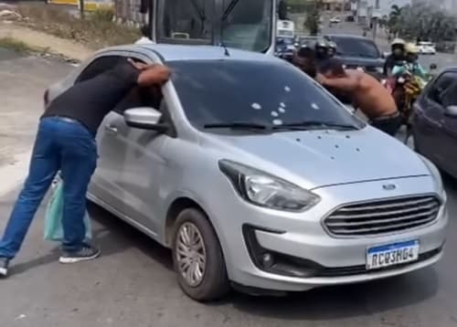 Homem é morto a tiros dentro de carro no centro de Itabuna