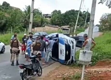 Viatura da PM capota em ladeira na cidade de Itamaraju
