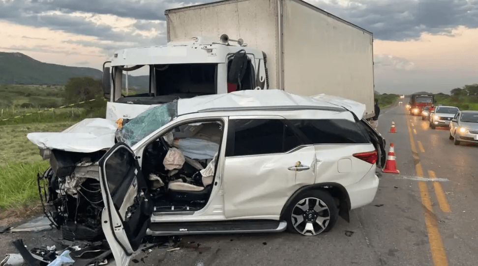 Acidente na BR-232 envolvendo 5 carros mata 2 pessoas e deixa outras 11 feridas