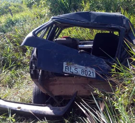 Carro cai em ribanceira com 05 pessoas em Águas de Olivença trecho Ilhéus/Una