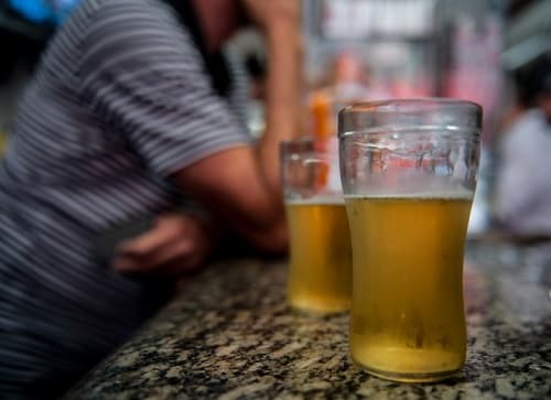 Consumo diário de cerveja diminui tamanho do cérebro, diz estudo