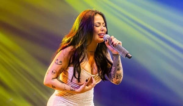 Cantora é expulsa de palco por não mandar alô para prefeito