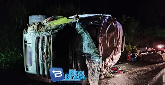 Membros da mesma família ficam feridos na BR-020 após capotamento de van na Bahia