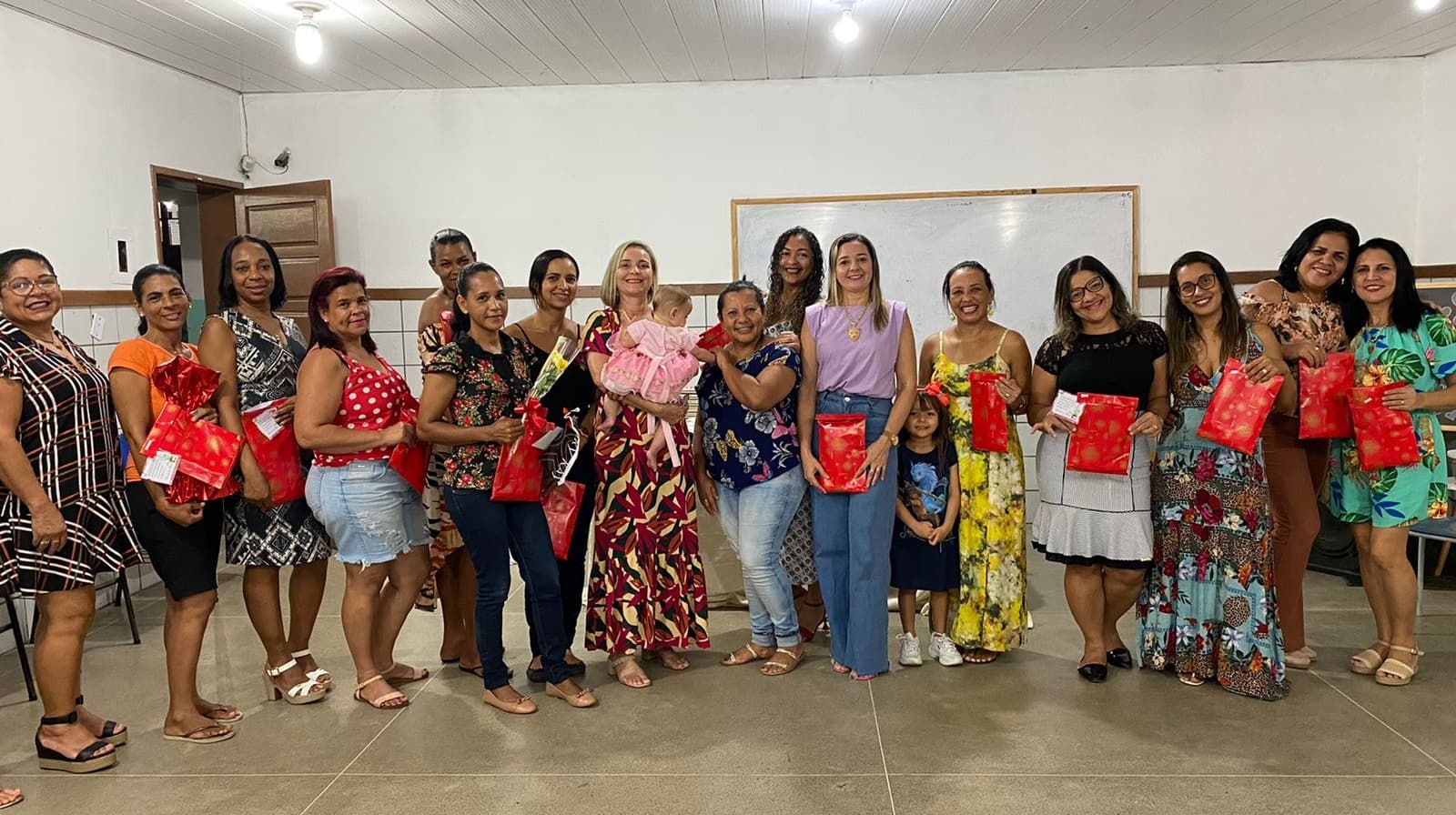 Colégio Municipal Paulo Souto realiza homenagem para comemorar Dia das Mães com funcionárias