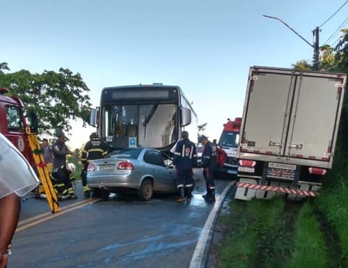 Itabuna: Duas pessoas ficam feridas após colisão de carro com ônibus na BR-415