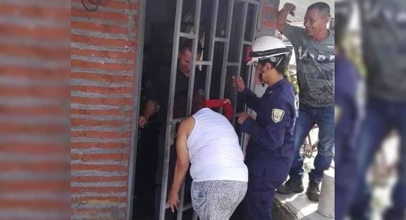 “Fofoqueira” fica com a cabeça presa por 5 horas no portão do vizinho por tentar espioná-lo