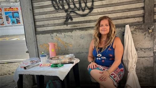 Regininha Poltergeist, a musa dos anos 90, trocou o glamour pela venda de empadas no Rio