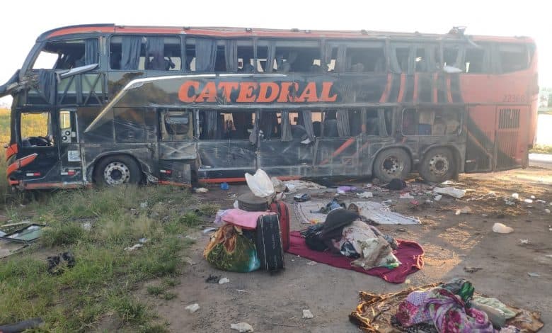 4 pessoas morrem após ônibus tombar na BR-020, em Correntina