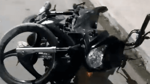 Ibirataia: Mulher colide moto em portão e foge