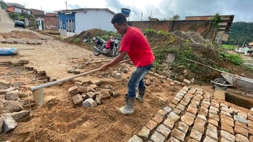 Ibirataia: Prefeitura intensifica recuperação de calçamento no bairro Ponto Chic 3