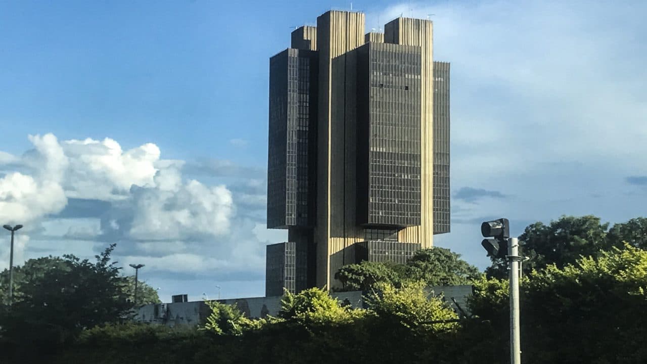 Sob ataque de Lula, Banco Central define taxa de juros na primeira reunião do ano