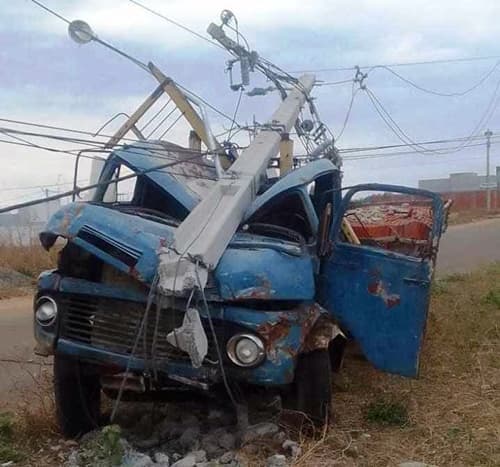 Caminhão bate em poste em e motorista evadiu-se do local