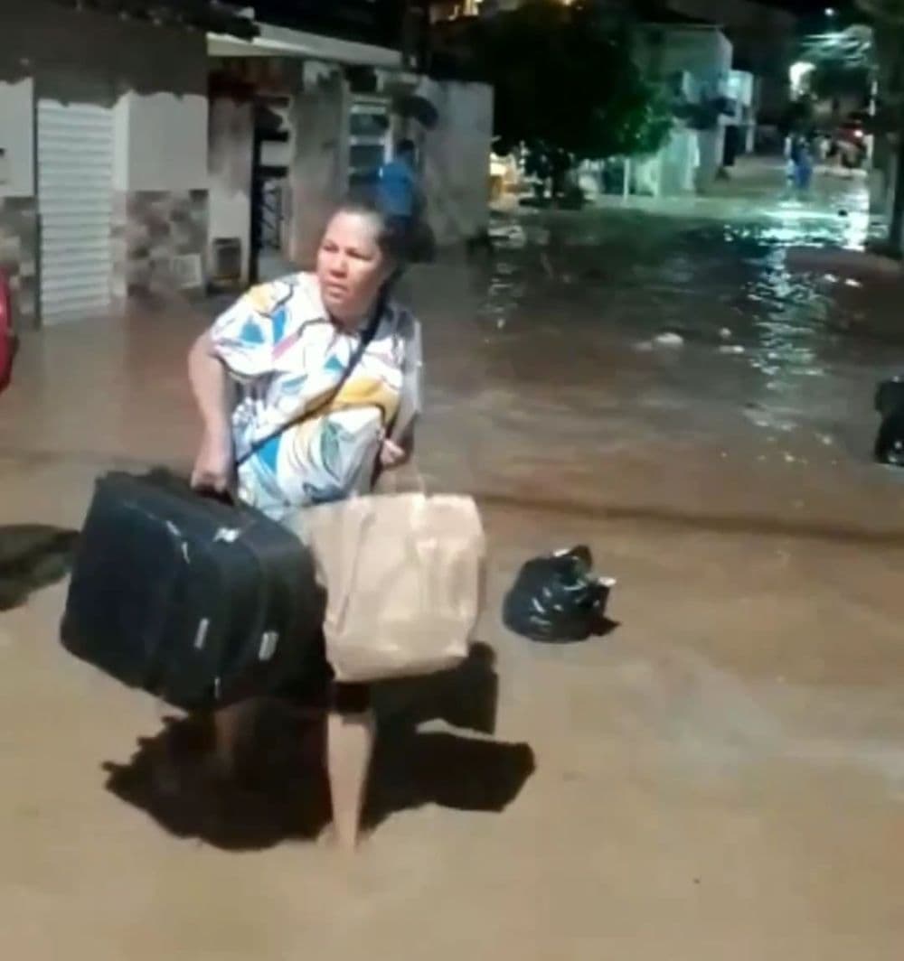 Barragem se romper e água invade diversas casas em Wenceslau Guimarães, assista o vídeo