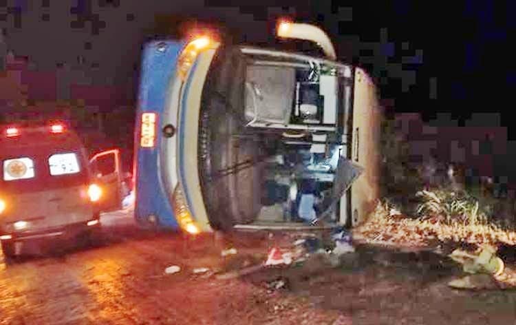 Ônibus da Novo Horizonte que saiu de Conquista tomba e deixa um morto e 19 feridos