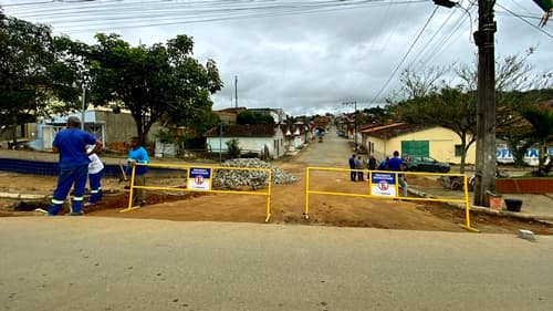 Ibirataia: Prefeitura inicia pavimentação com paralelepípedos na Rua Lourival José de Souza