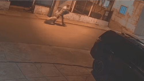 Imagens mostram homem puxando mala com corpo de garota de programa