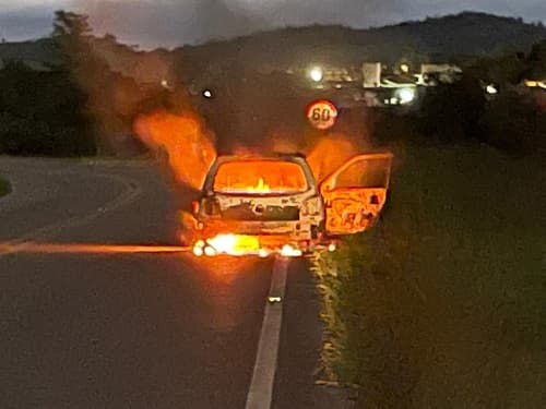 ACarro pega fogo na BA-650, no município de Ipiaú