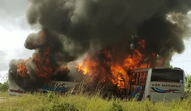 Dois ônibus da São Matheus batem de frente na BA 120 e um deles pega fogo na Bahia; assista o vídeo
