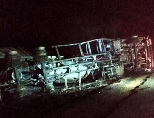 Jequié: Motorista morre carbonizado após caminhão tombar e pegar fogo na BR-330