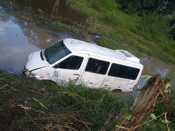 Van que transportava torcedores de Ibirataia cai num lago às margens da BR-330