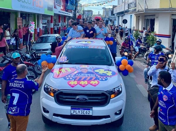 Grande carreata marca passagem de ACM Neto por Ipiaú; candidato foi recebido por Alipinho da Doce Mel