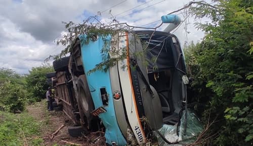 Acidente com ônibus de passageiros deixa três feridos