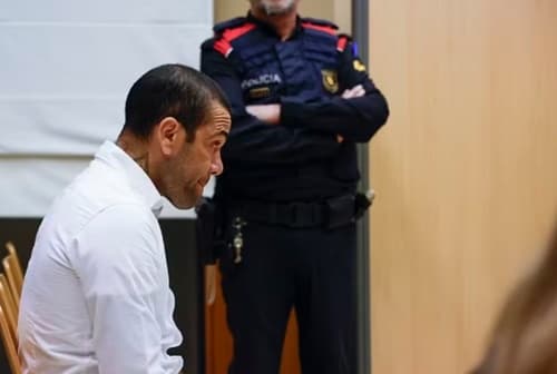 Justiça concede liberdade provisória a Daniel Alves sob fiança de 1 milhão de euros